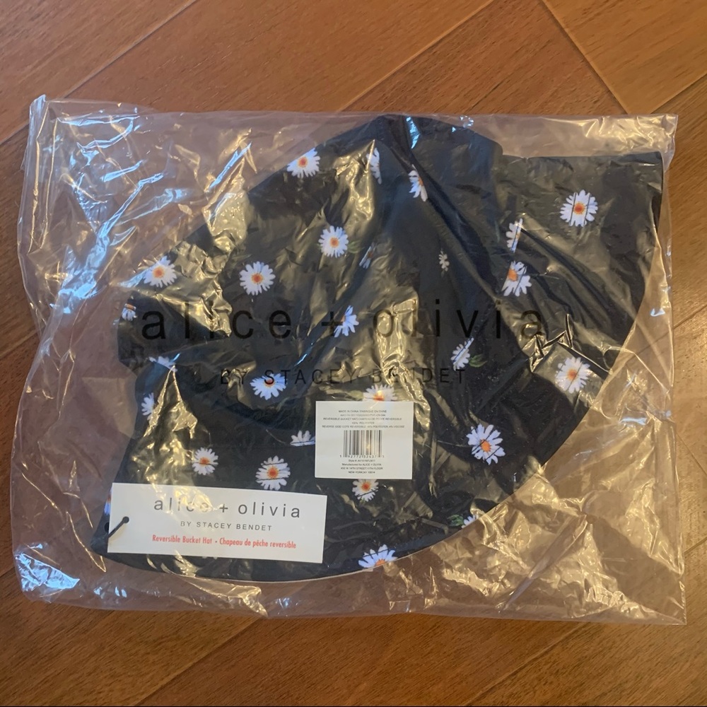 Alice + Olivia reversible daisy bucket hat - Picture 7 of 9